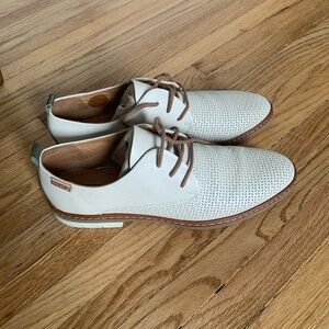 Pikolinos women’s leather oxfords. Only worn twice, comes with original box.